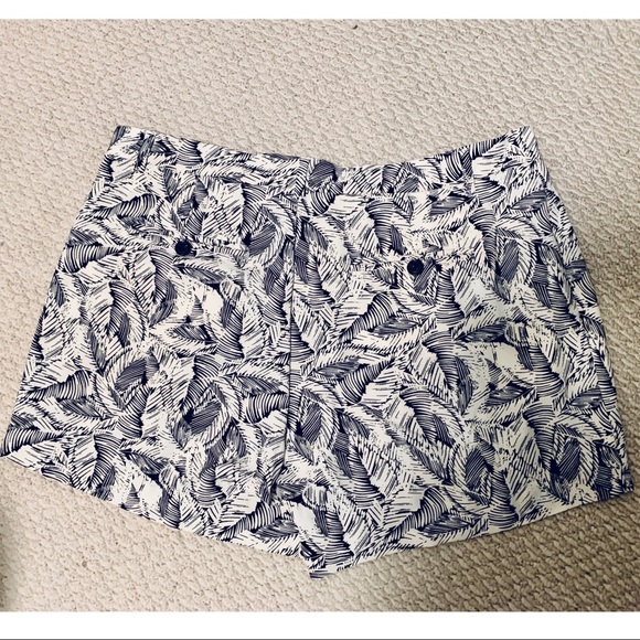 Banana Republic palm print dress shorts - Picture 2 of 3